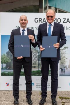 Podpis pogodbe Medgeneracijski športni kompleks Ribnica.jpg